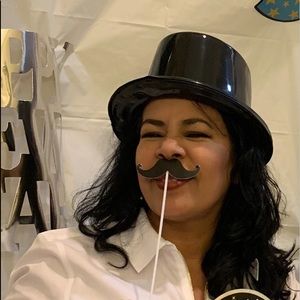 Meet your Posher, Adahia